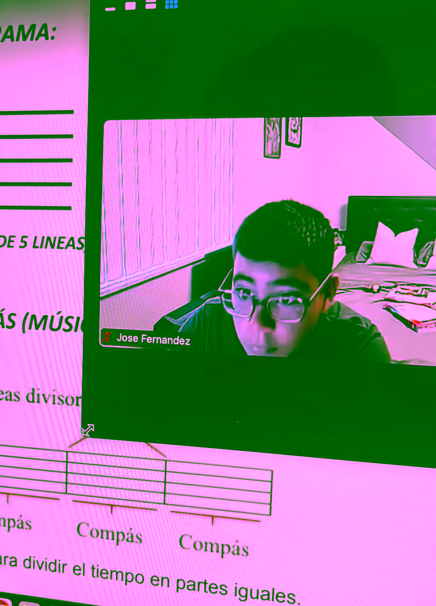 Alumno atendiendo una clase de lectura musical online con una partitura en la pantalla