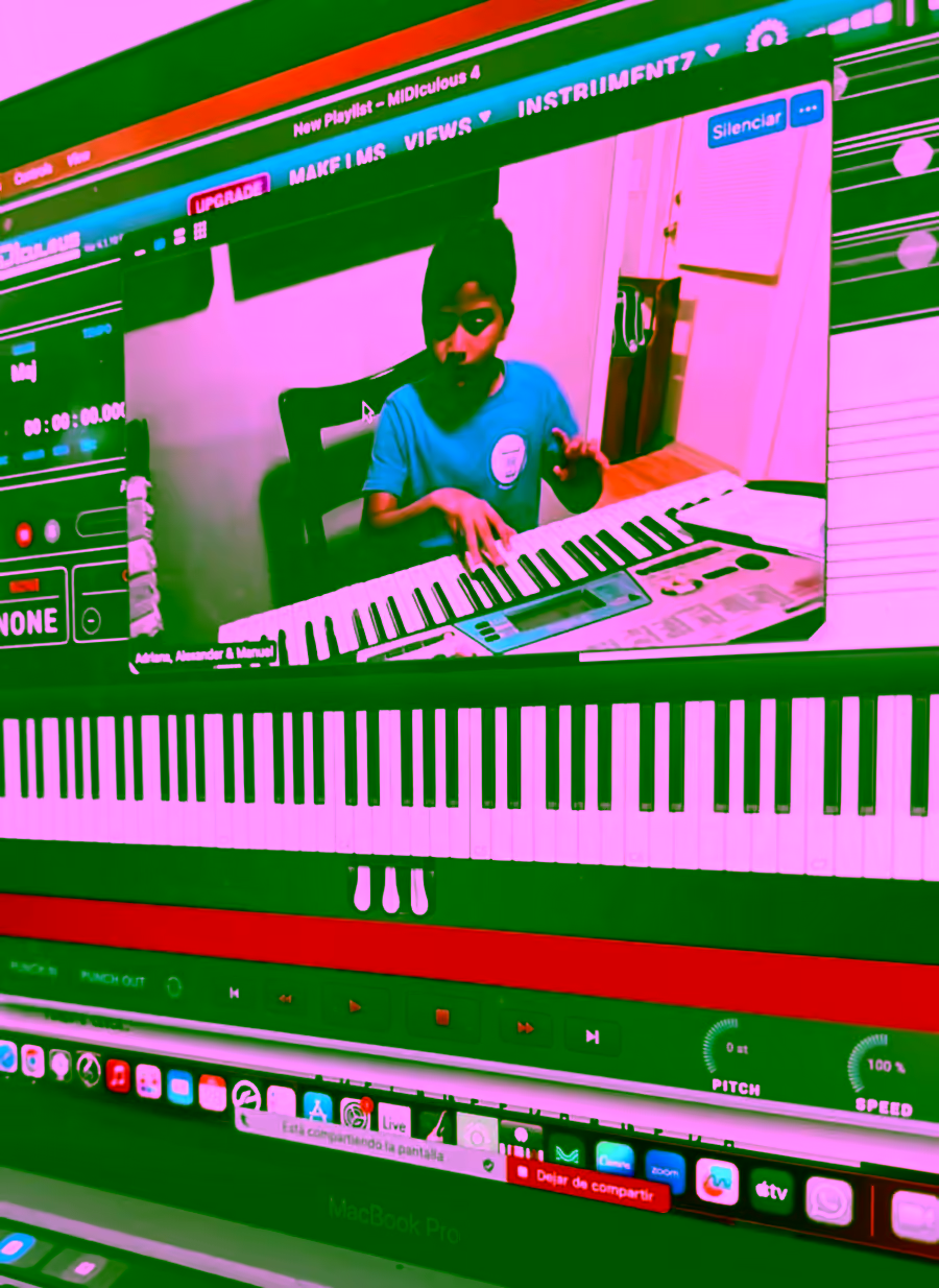Alumno tocando un teclado frente a su clase virtual en AG Academy
