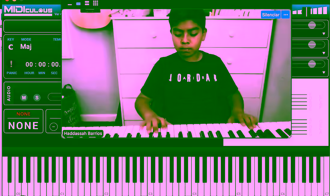 Estudiante tocando piano durante una clase online con teclado digital y profesor en pantalla